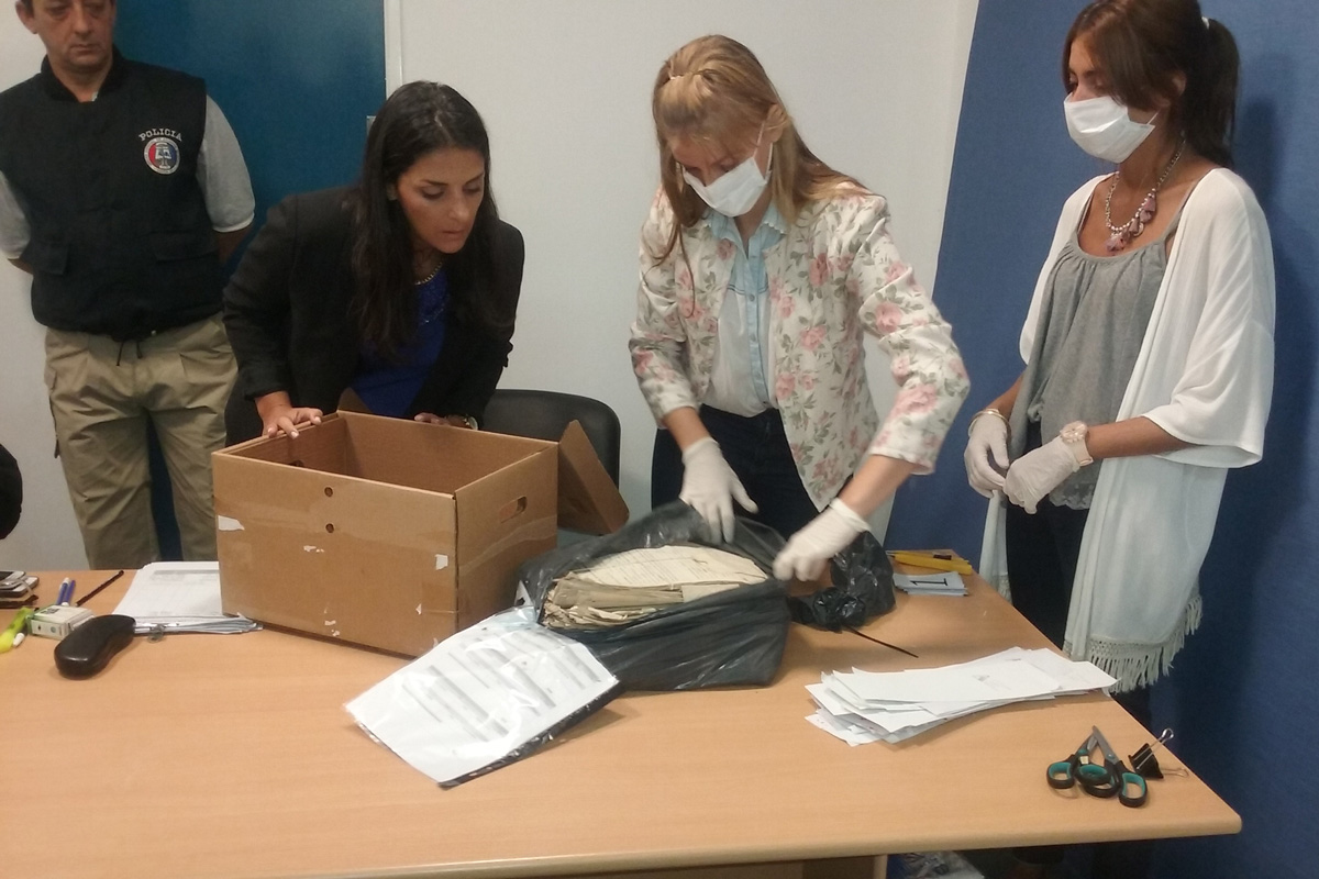 Entregan a Derechos Humanos documentos de la dictadura