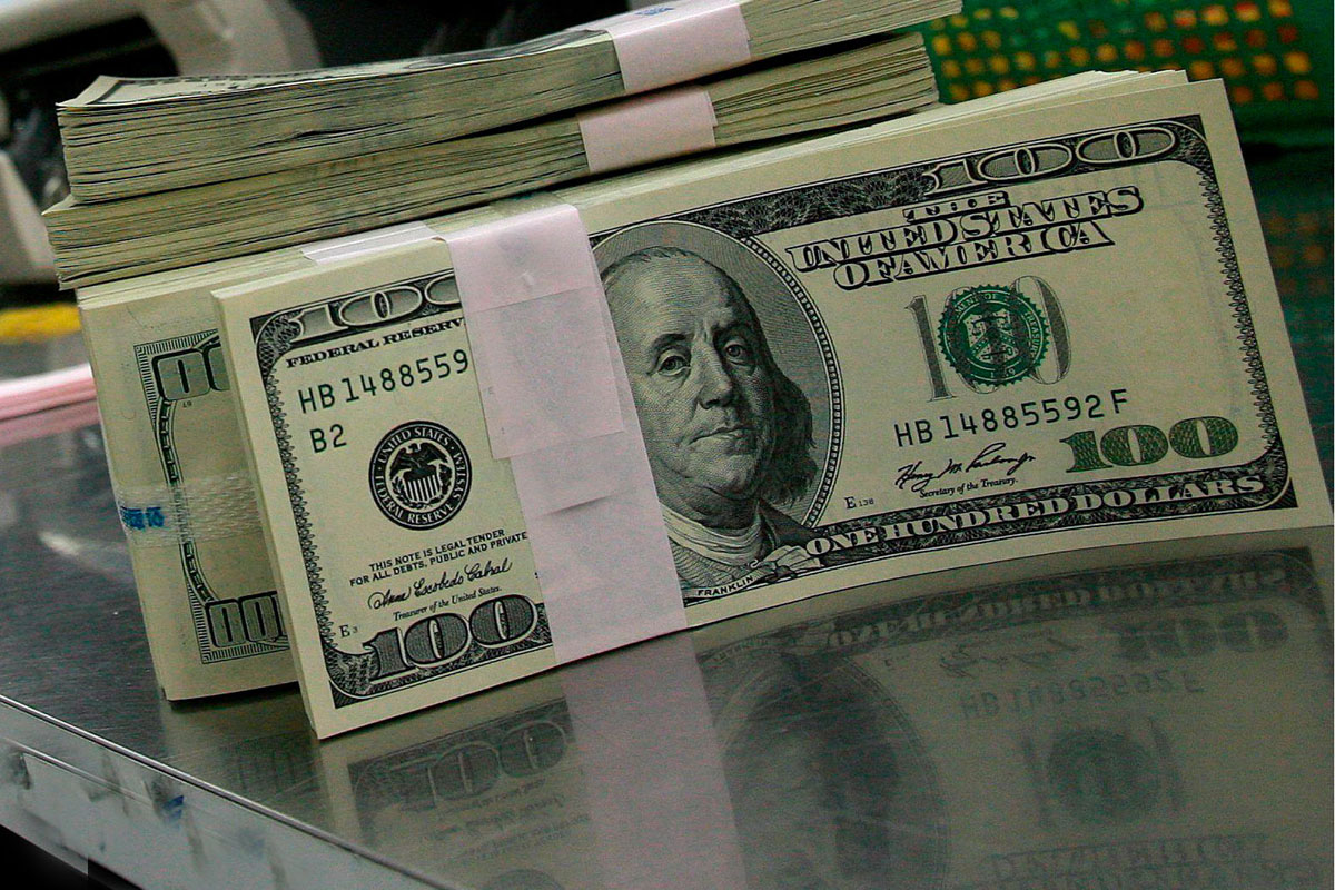 El dólar subió a 14,38 pesos y marcó un nuevo récord