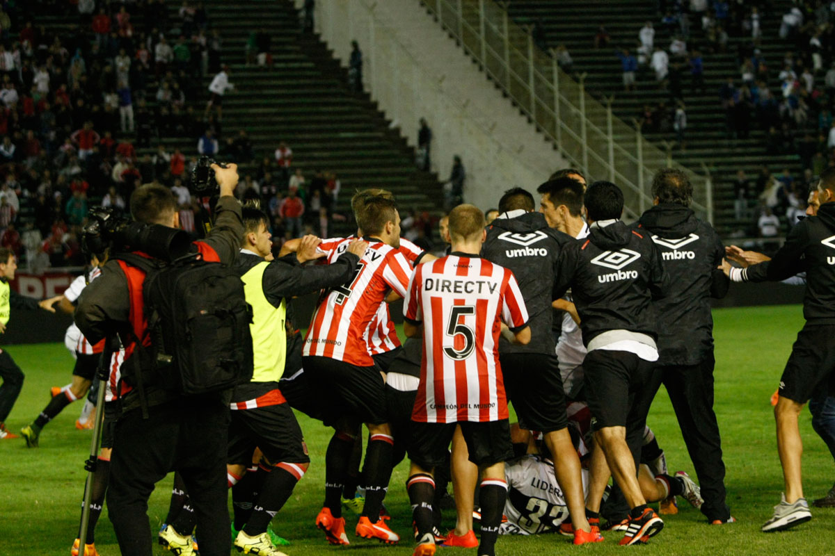 Escándalo: doce sancionados tras el clásico platense