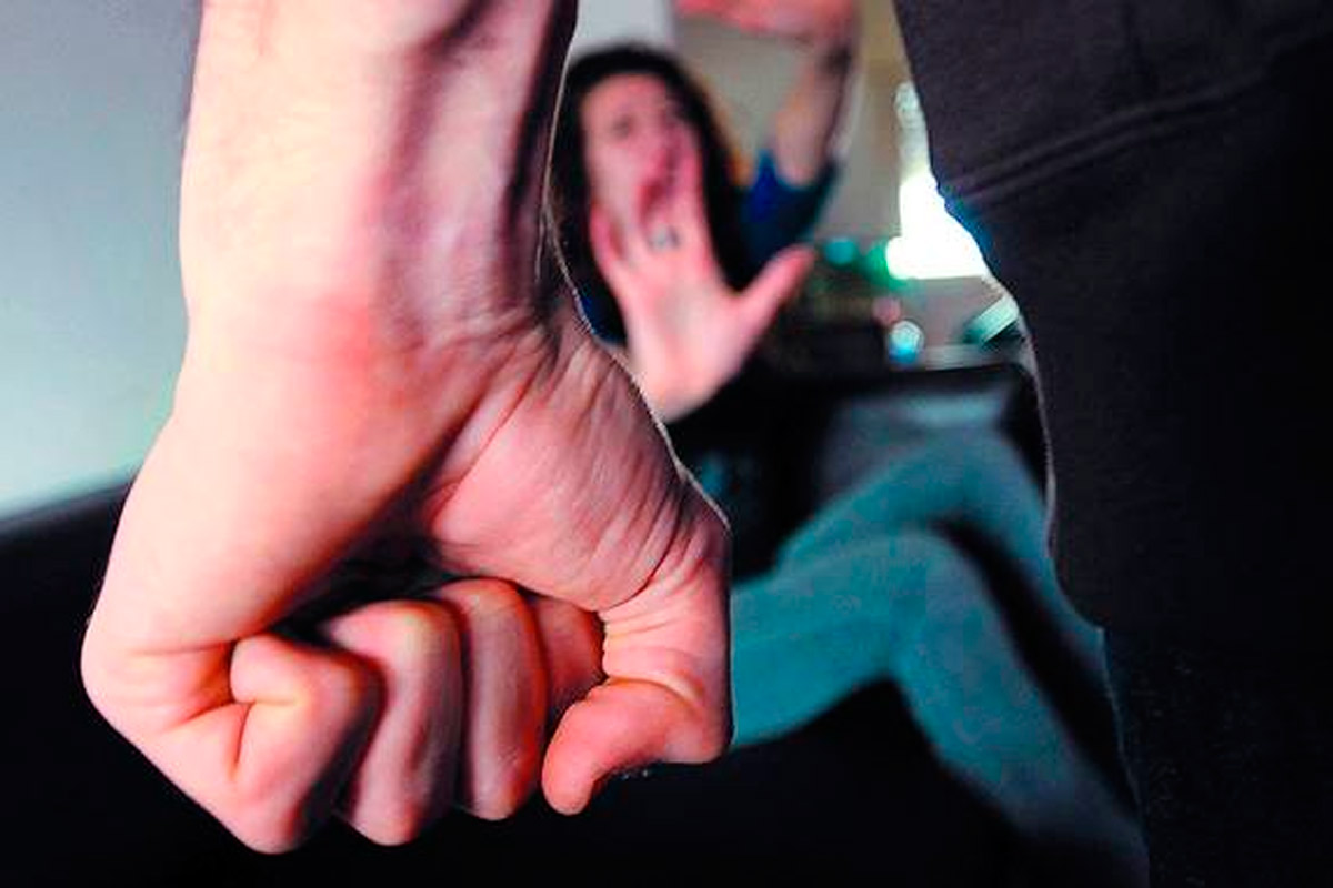Detienen a un hombre por tirar a su novia contra un vidrio