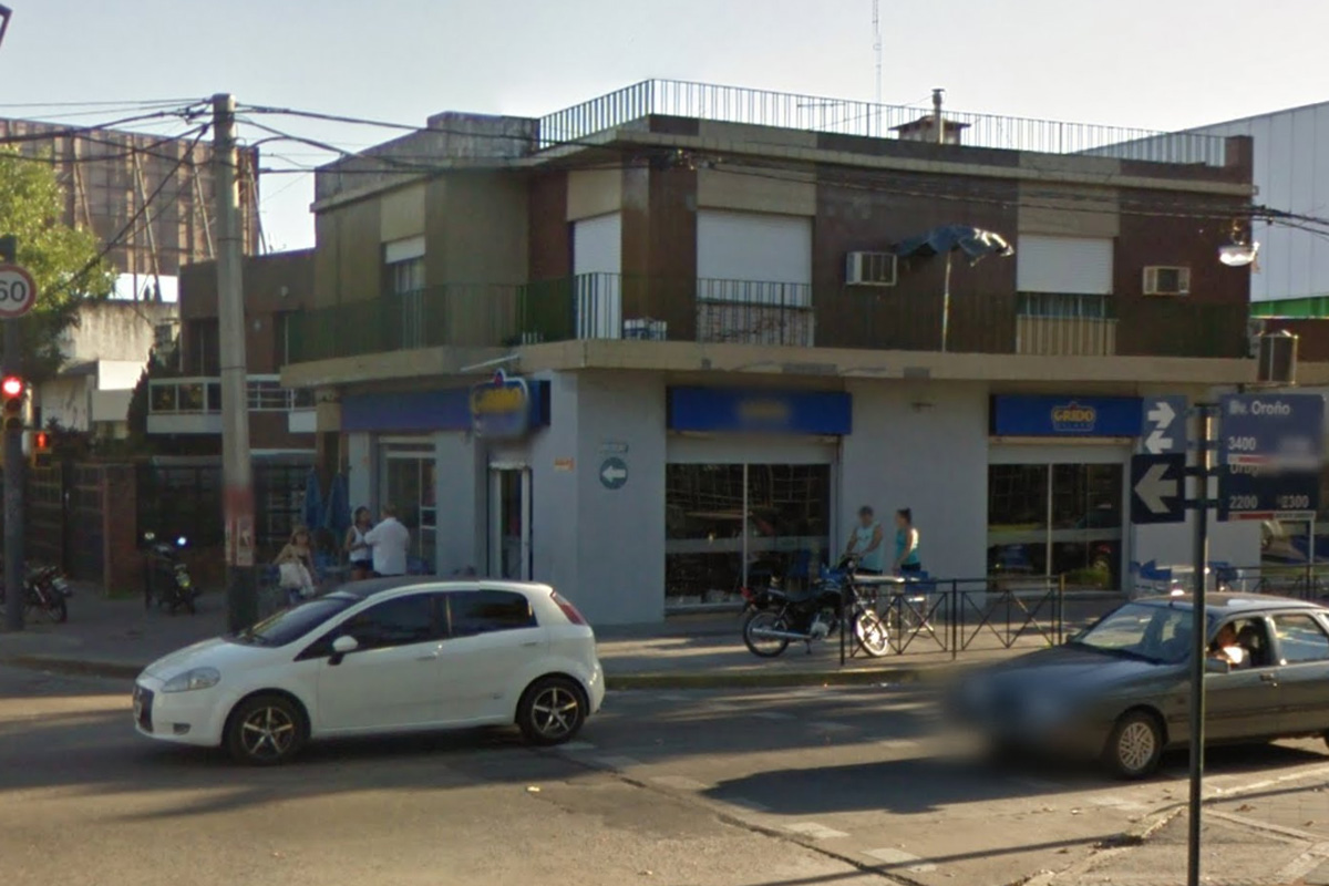 Sin sacarse el casco robó una heladería en zona sur