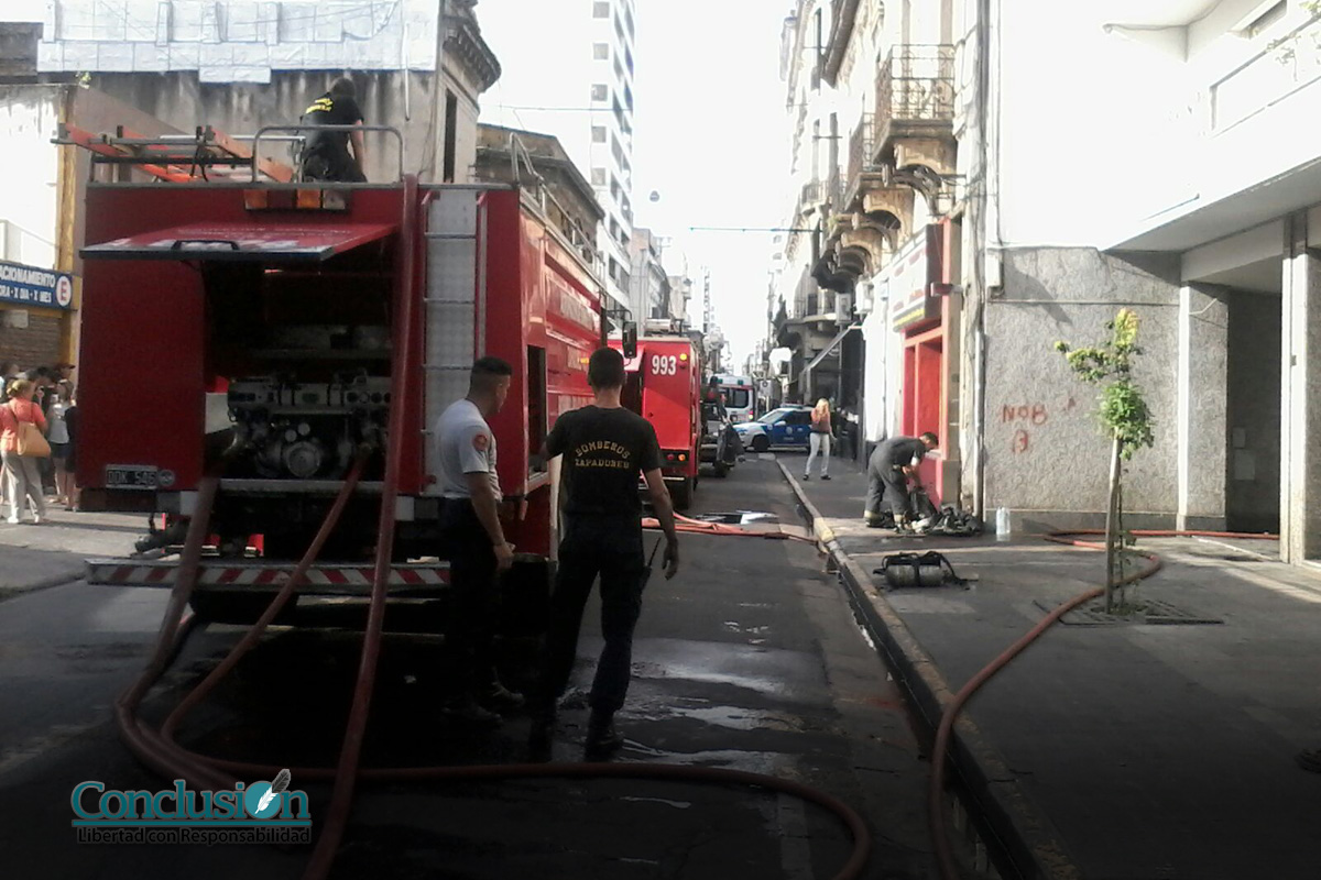 Incendio en edificio del centro: un muerto y peligro de derrumbe