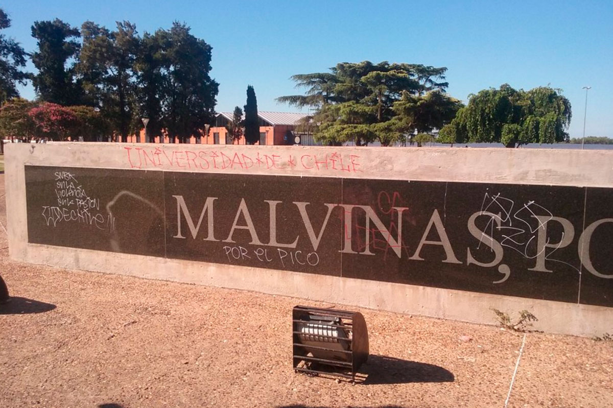 Chilenos realizaron pintadas en el monumento de Malvinas