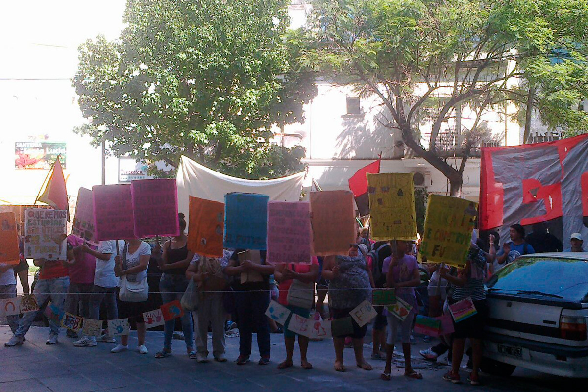 Movilizan frente a Carrefour para reclamar útiles escolares