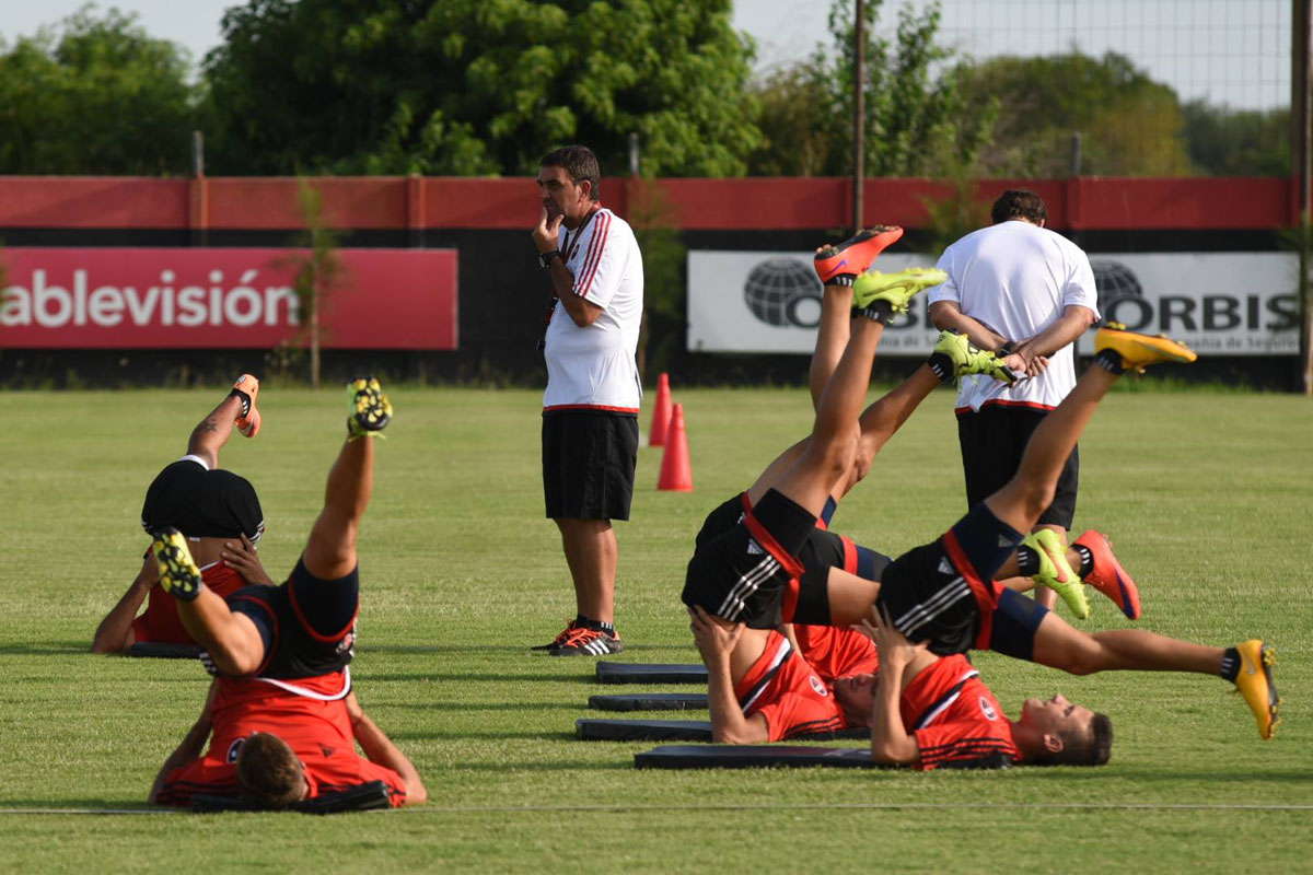 Osella dirigió su primera práctica en Newell’s y hablará mañana