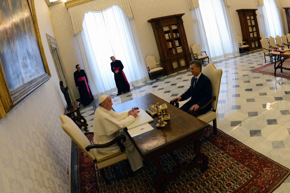 Francisco le dijo a Macri que vendrá lo antes posible al país