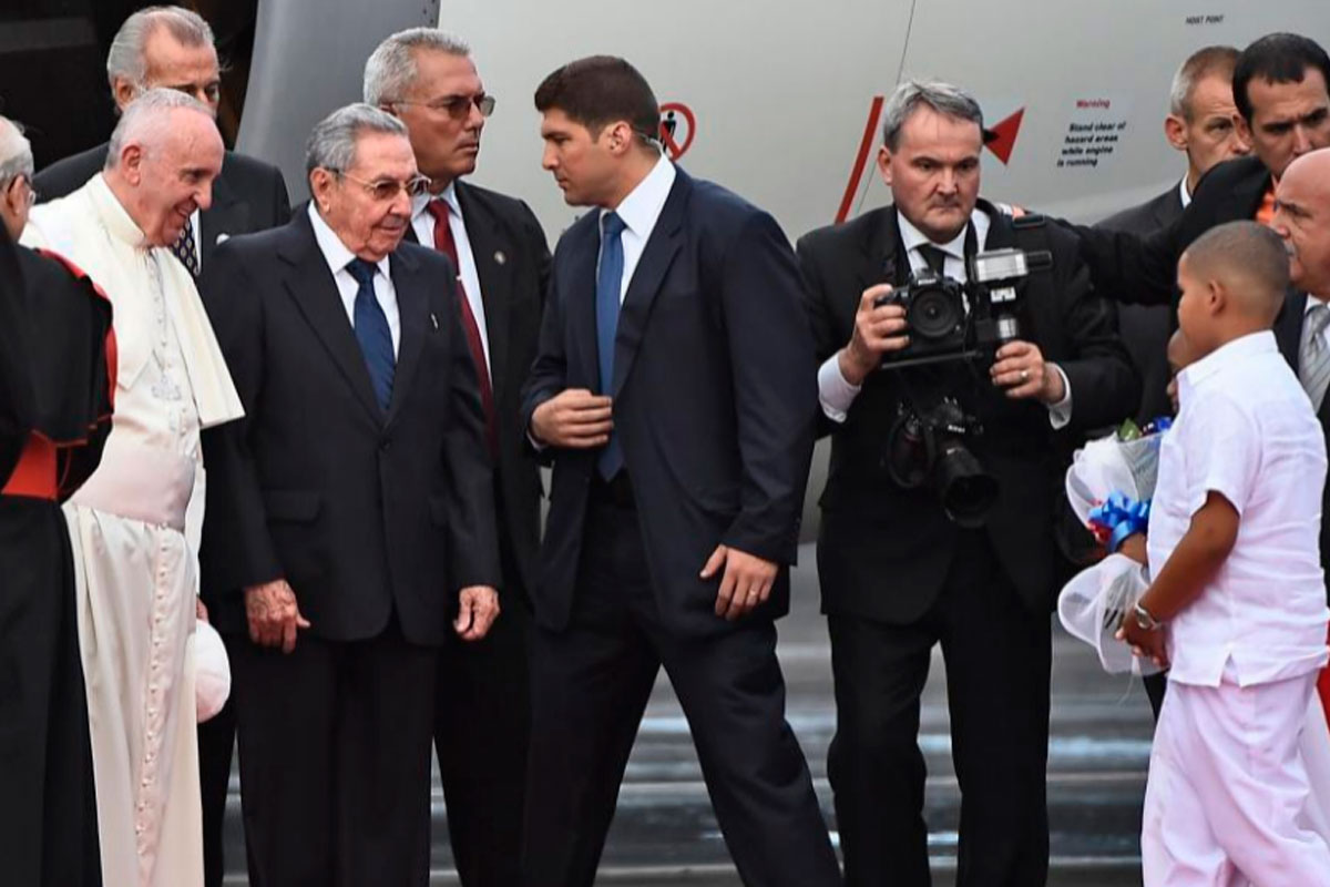 El Papa arribó a Cuba para reunirse con el patriarca ruso