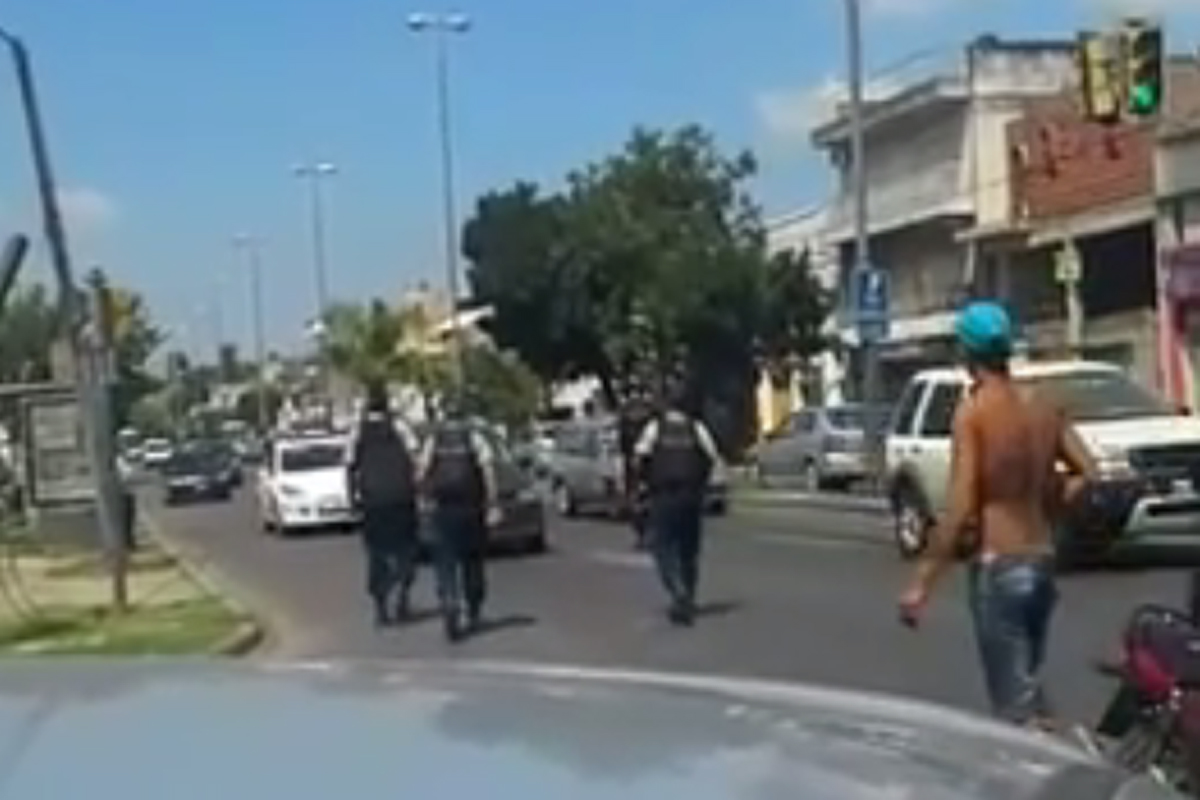 Investigan accionar de policías en una pelea callejera