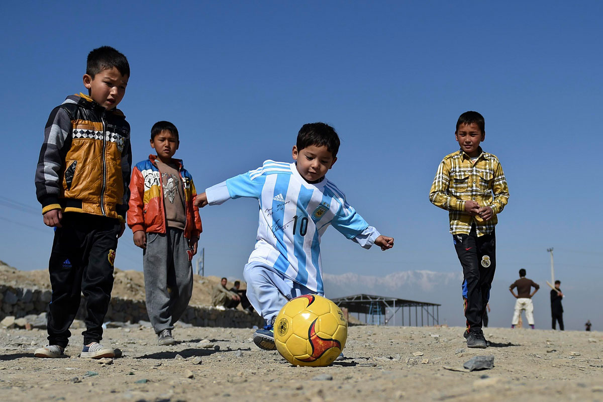 Murtaza Ahmadi luce orgulloso su camiseta de Messi, ante la atenta e incrédula mirada de sus amigos en el “potrero” afgano. La magia de la unión entre los más poderosos y los que menos tienen, transmitida en un pedazo de tela. Cosas que sólo genera el fútbol.