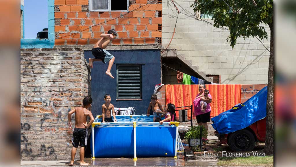 Los pibes de los barrios rosarinos,  que no tienen posibilidad de acceder a clubes, tienen veredas… y esas veredas ¡son una fiesta!