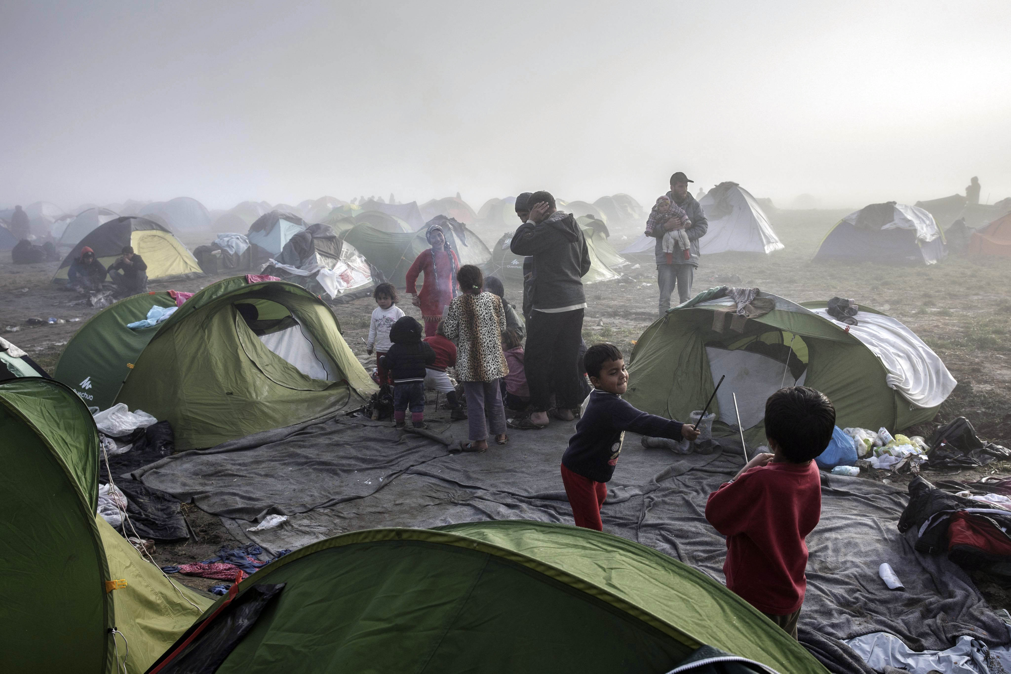 Dos niños juegan en el campamento de refugiados. Tras el cierre de la frontera con Macedonia y de la ruta de los Balcanes, miles de personas permanecen atrapadas en su propio territorio.