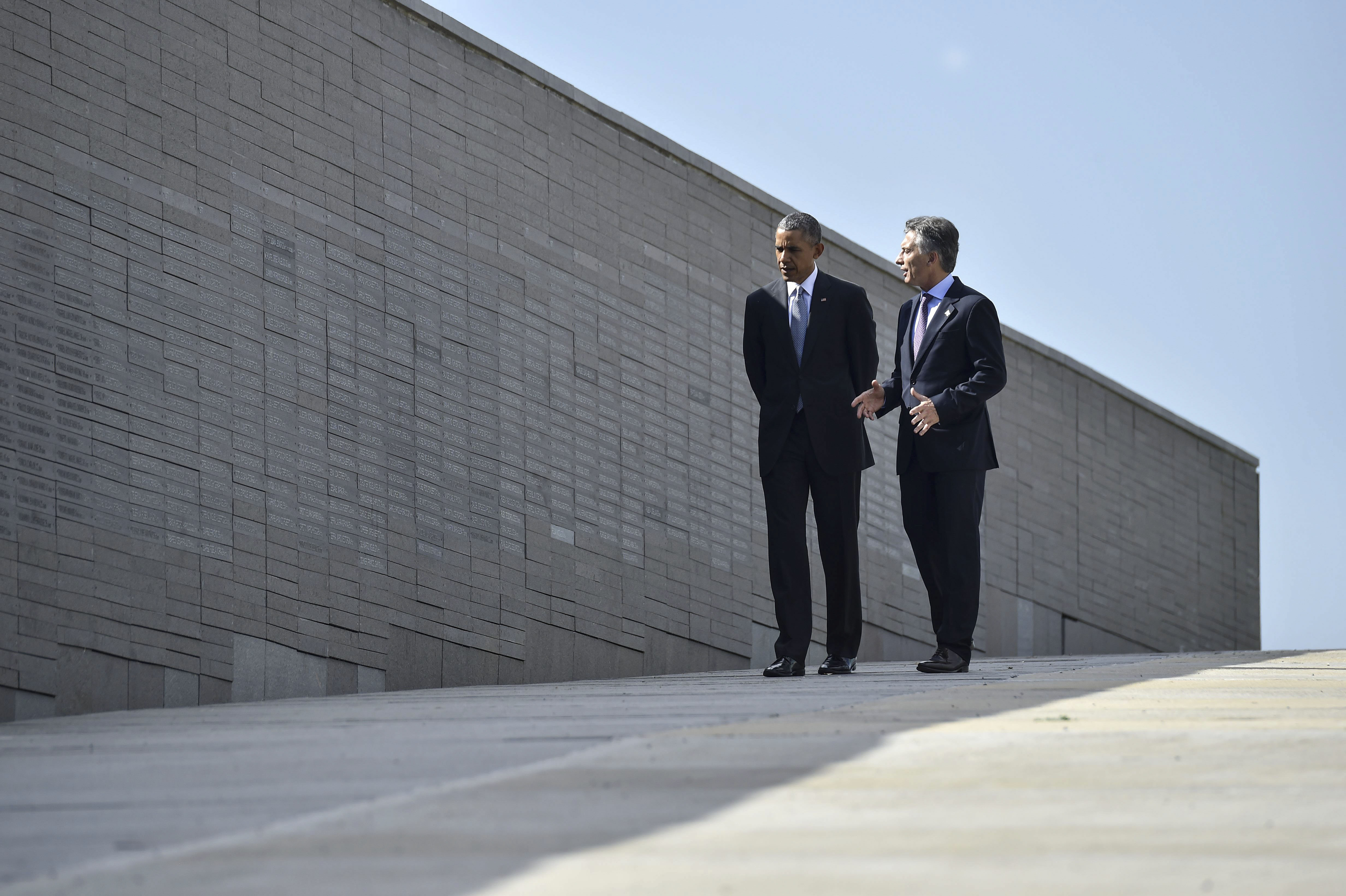zzzznacp2 NOTICIAS ARGENTINAS BAIRES, MARZO 24: El presidente Mauricio Macri y su colega norteamericano Barack Obama recorren esta mañana el parque de la Memoria. Foto NA: NICHOLAS KAMM/AFP pool zzzz
