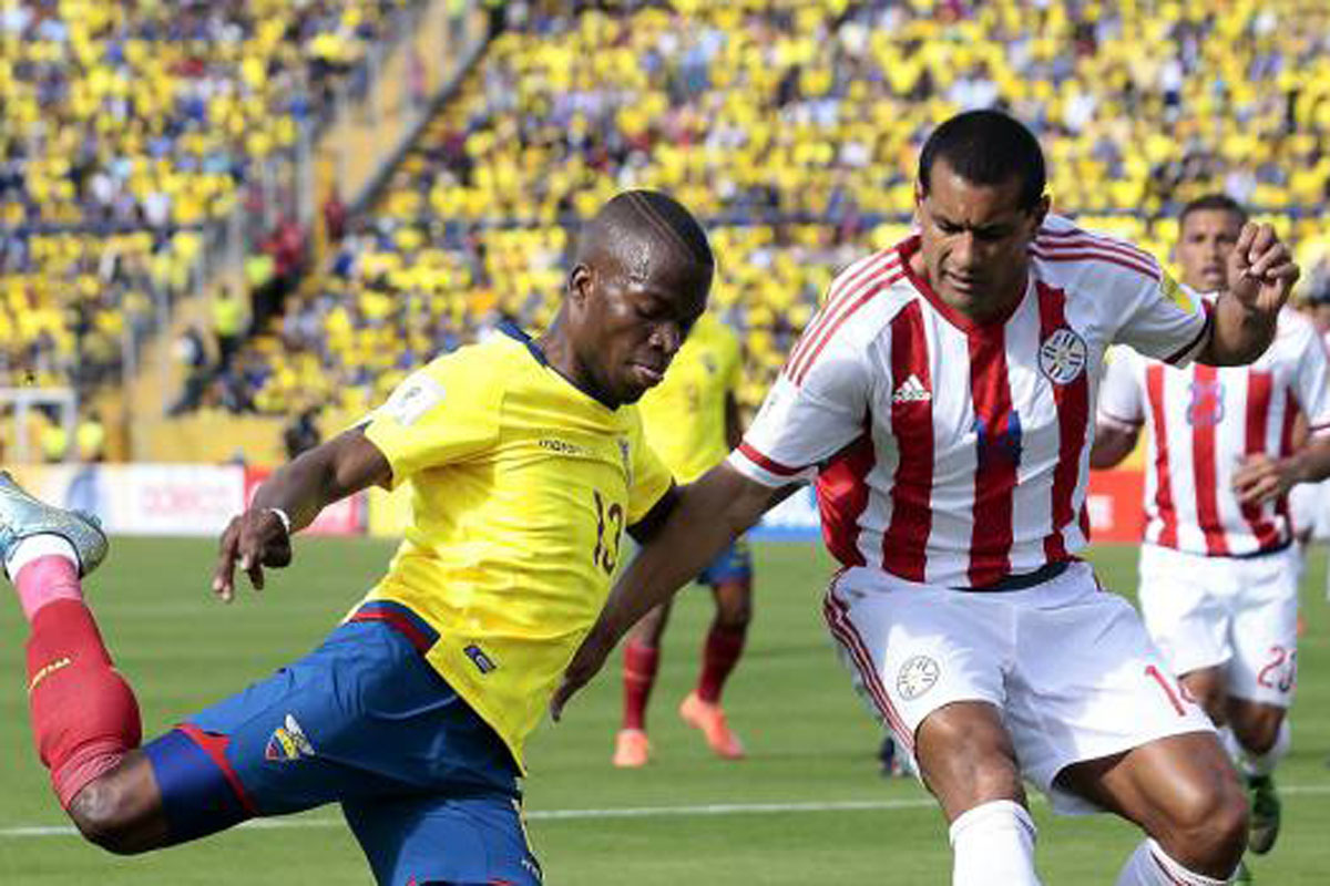 Ecuador consiguió un empate agónico y sigue en la punta