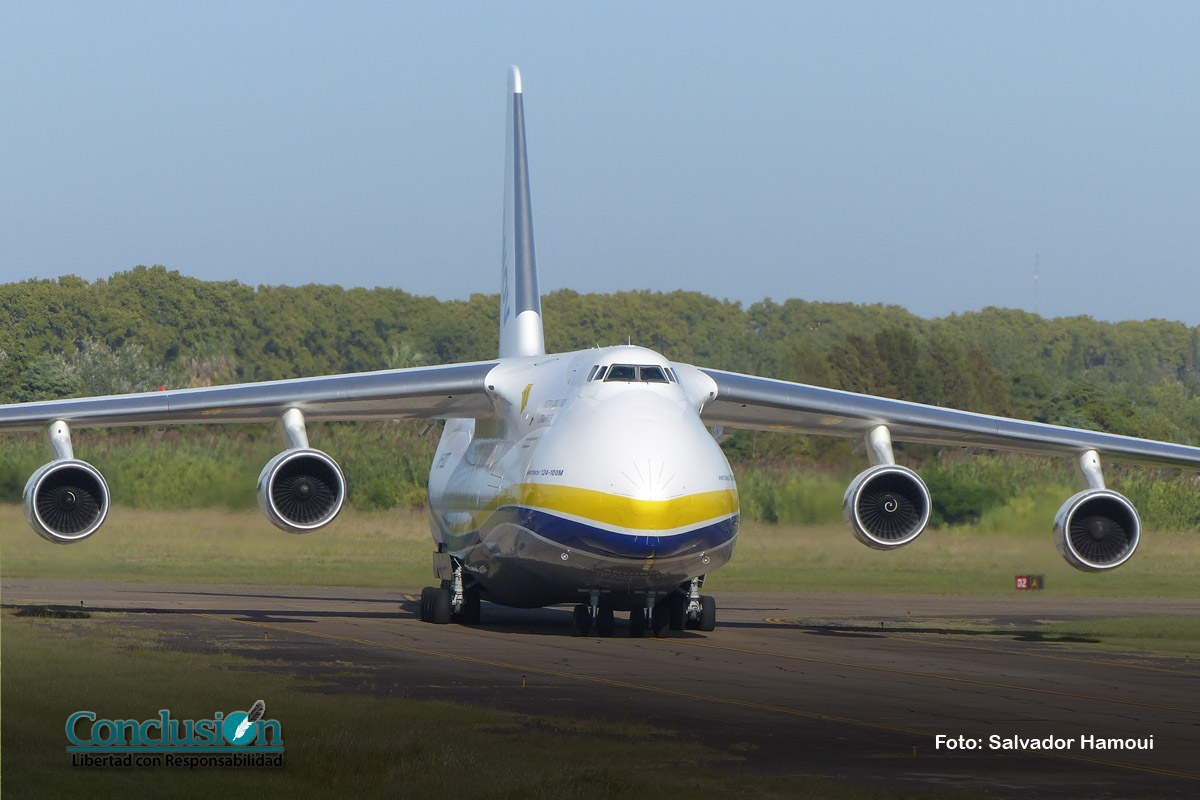 Aterrizó en Rosario el segundo avión más grande del mundo