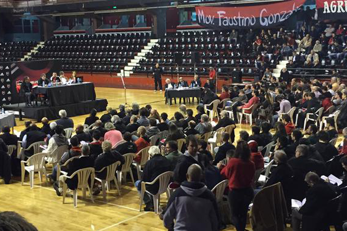 Los socios de Newell’s definen el futuro del club en asamblea