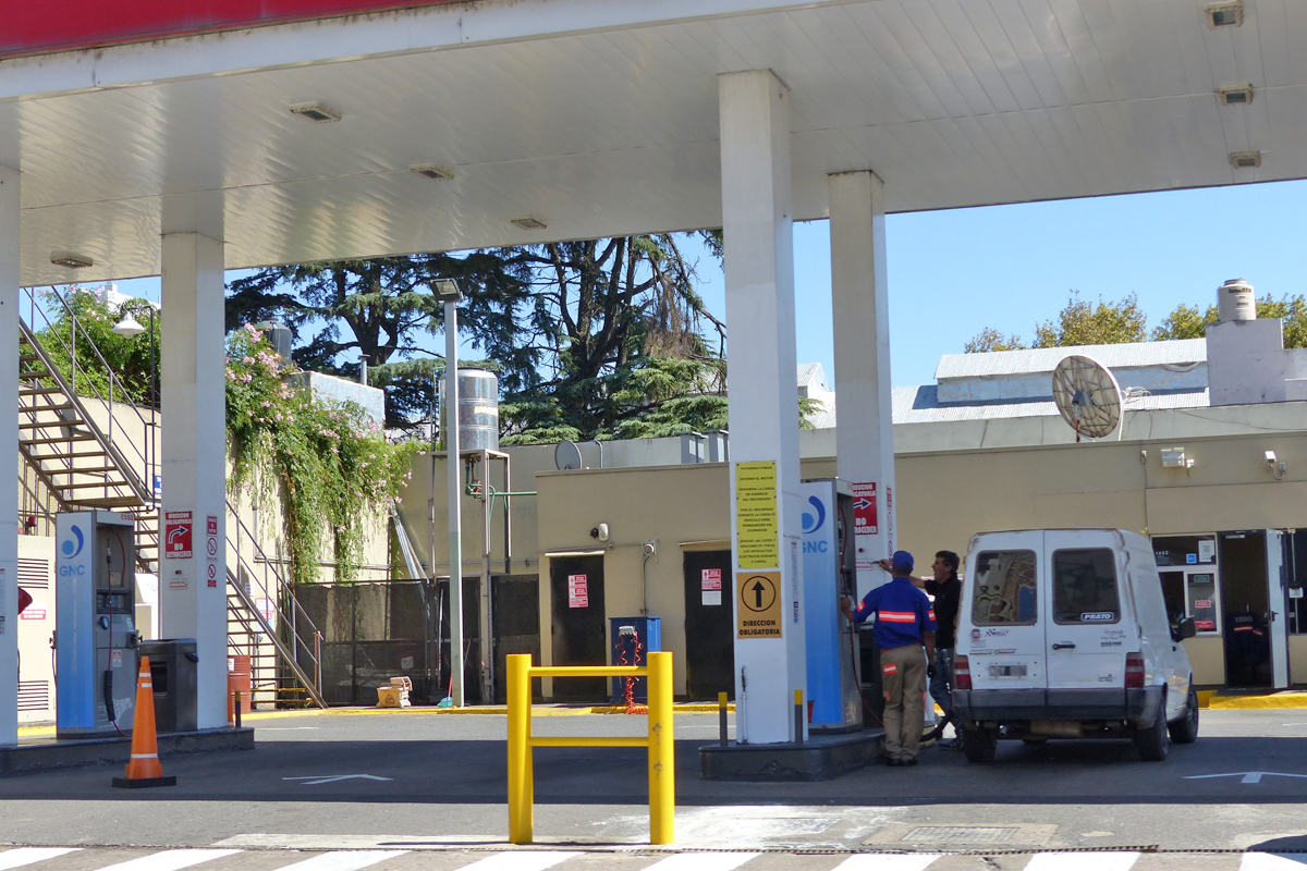 Pronostican una suba del 6% en combustibles para abril