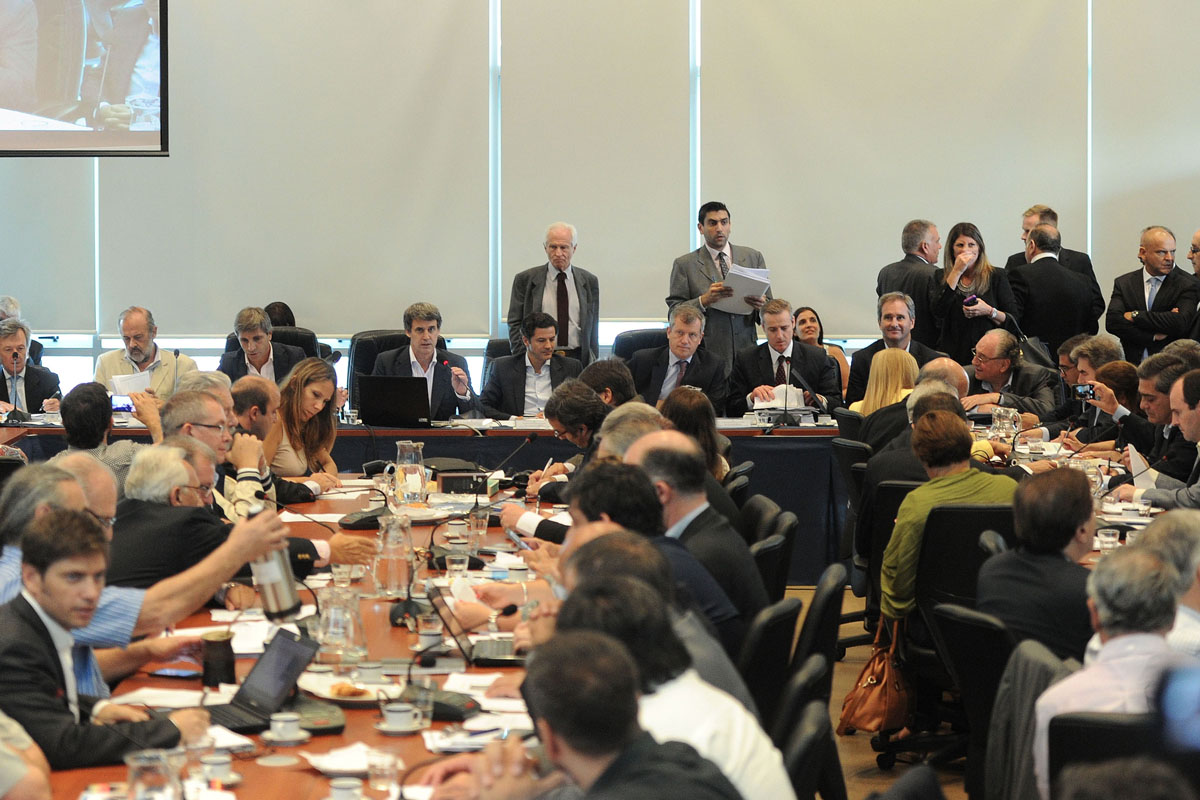 Buenos Aires. El ministro de Hacienda y Finanzas, Alfonso Prat Gay, se tresentó para exponer ante el plenario de las comisiones de Presupuesto y Hacienda y de Finanzas de la Cámara de Diputados, para explicar el proyecto que deroga las leyes Cerrojo y de Pago Soberano. Foto: Fernando Strula