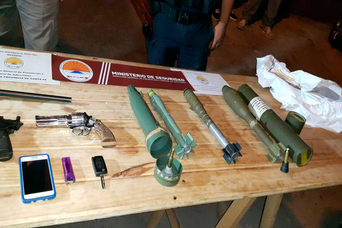 Olfato policial: hallaron fusiles y granadas en un auto
