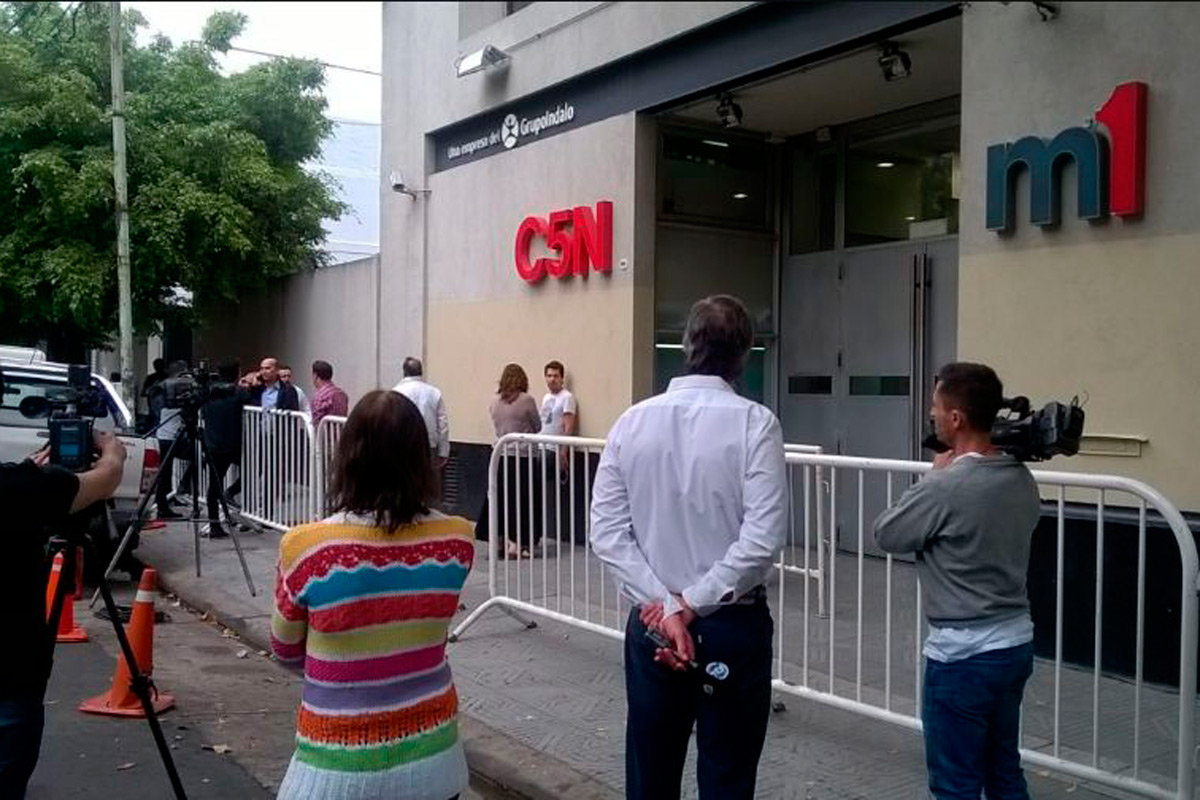 Allanan las oficinas del empresario Cristóbal López