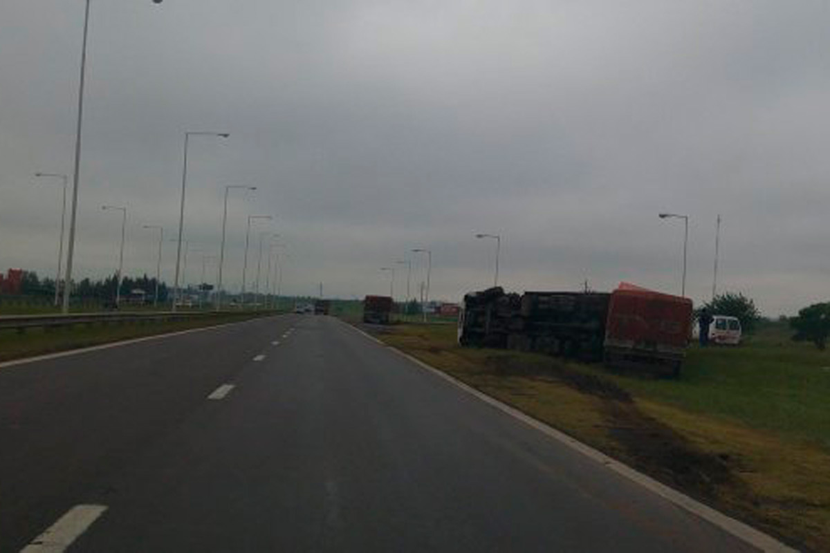 Volcó camión y chocaron dos autos en autopista a Córdoba
