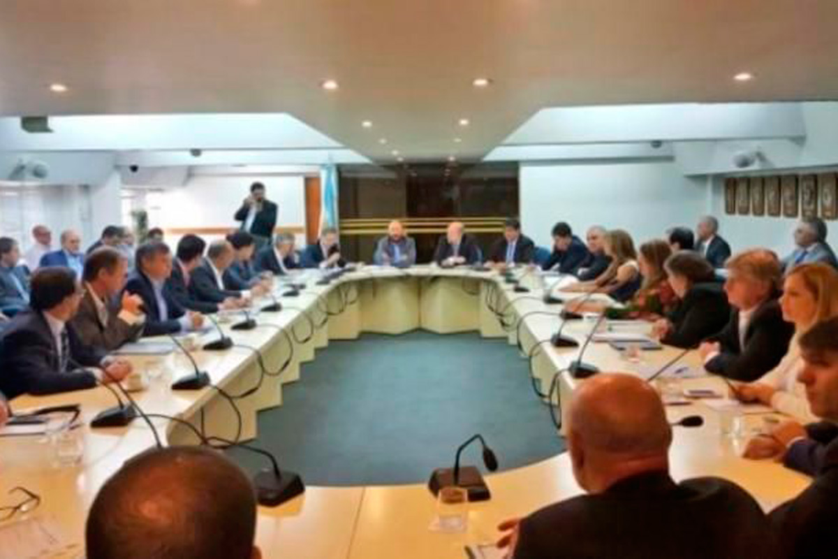 El Gobierno convocó a gobernadores para dialogar sobre comparticipación