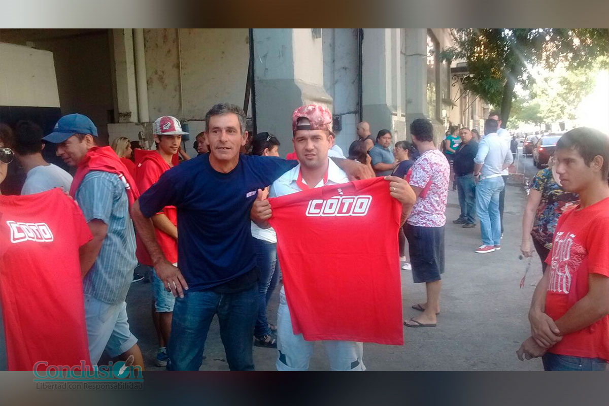 Denuncian que Coto disfraza de empleados a los patovicas