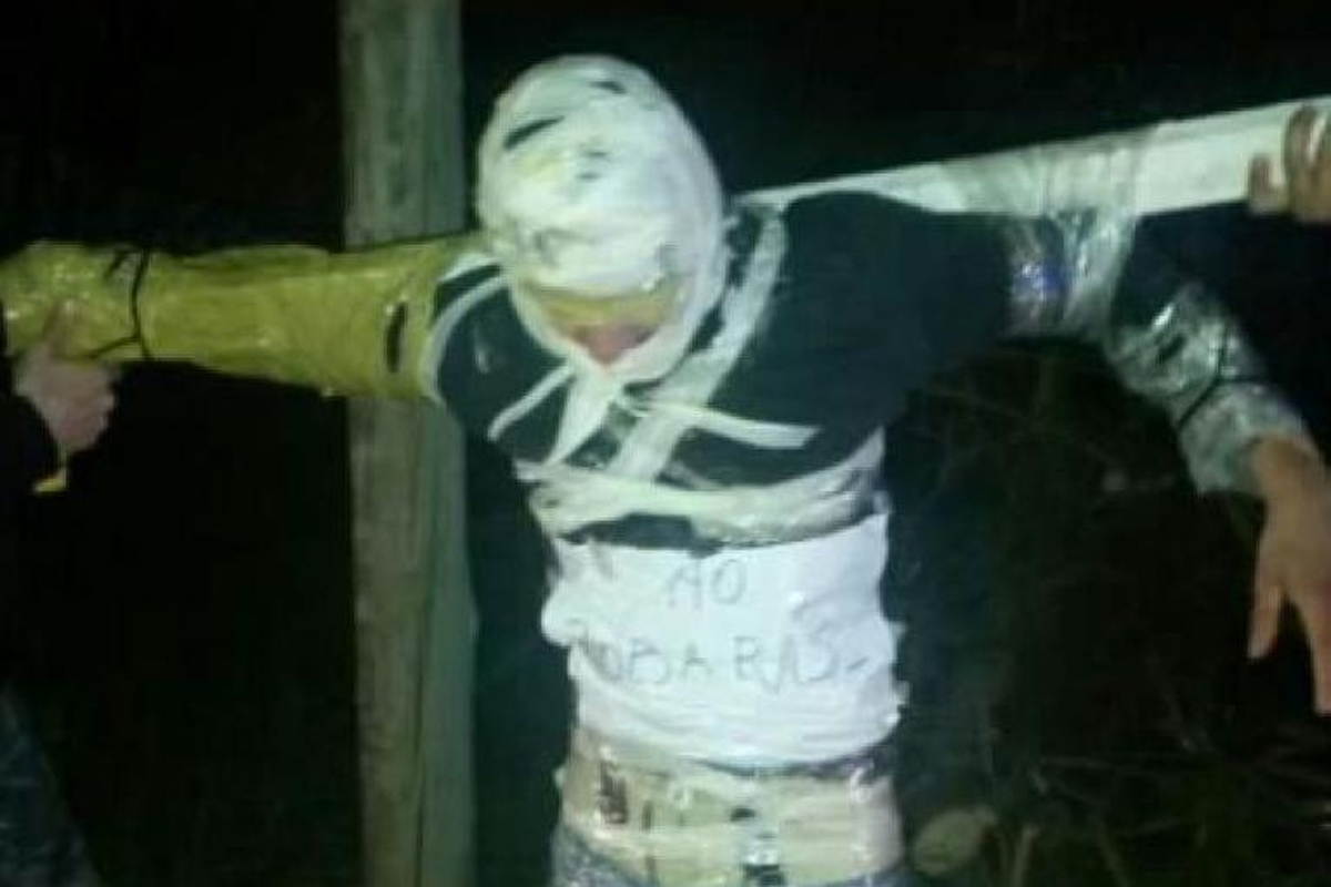 Comisario condenado por “crucificar” a un detenido