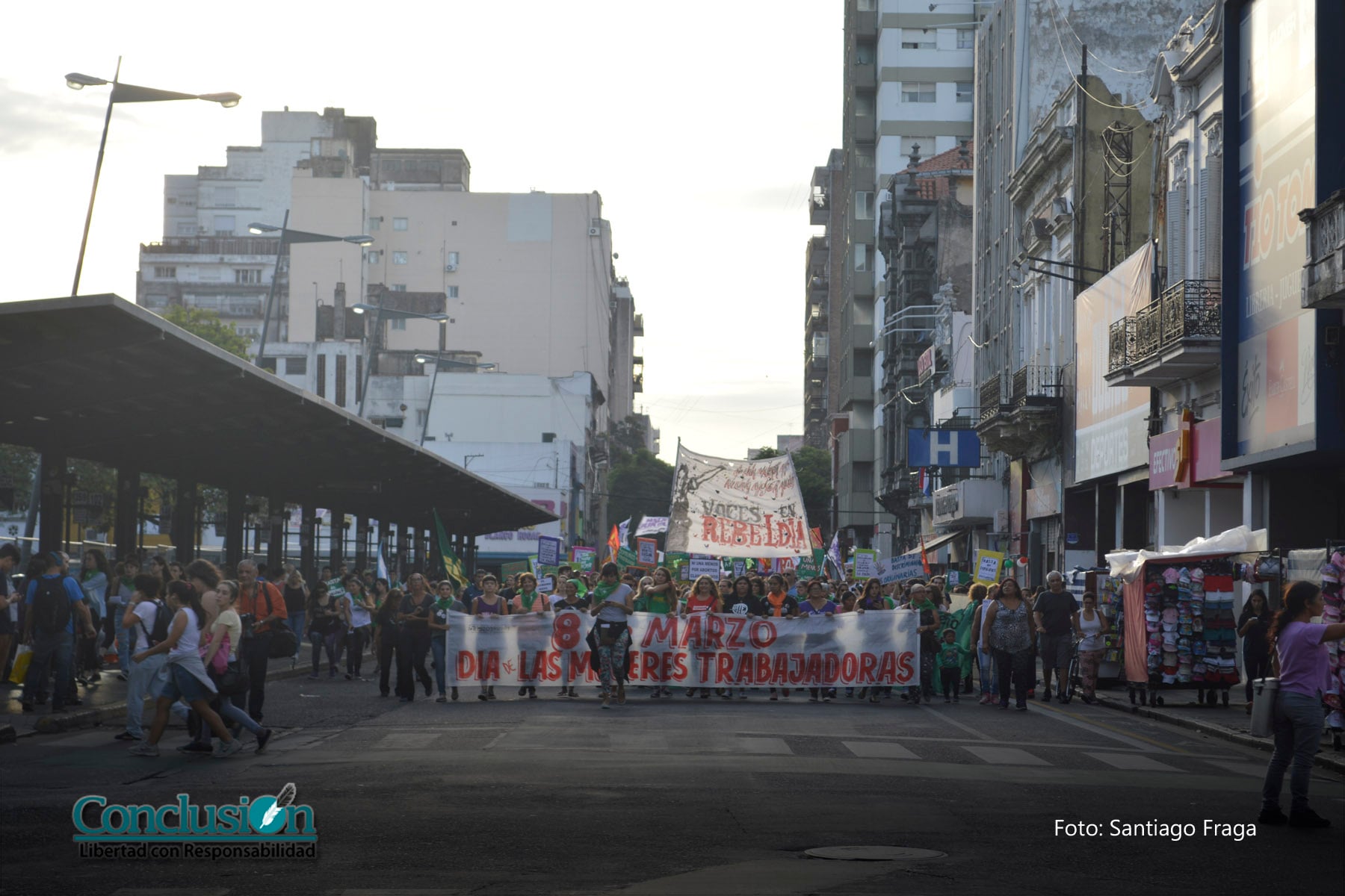 Multitudinaria marcha por el Día Internacional de la Mujer