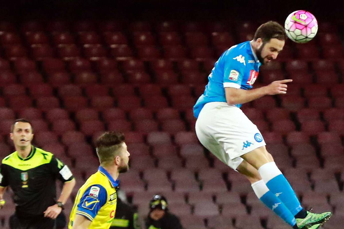 Calcio italiano: Napoli ganó y recuperó la punta