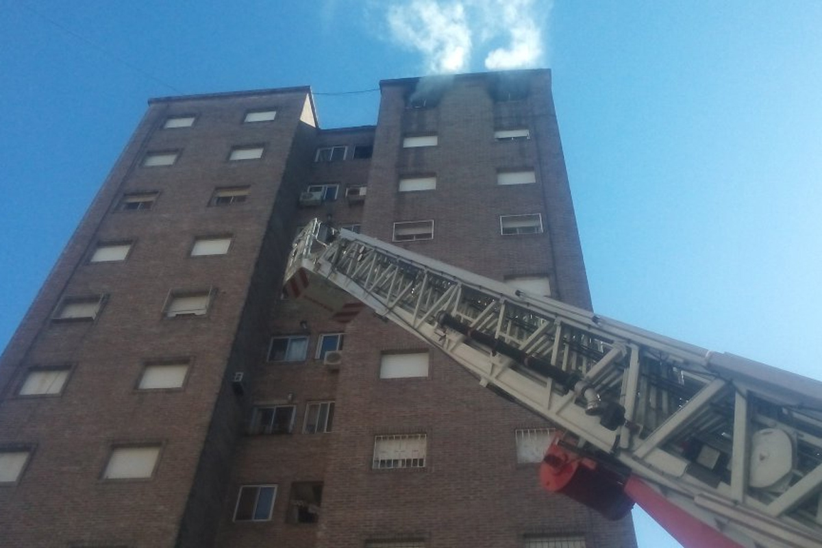 Feroz incendio en un edificio de Balcarce al 5000
