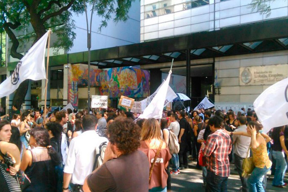 Sigue la protesta en Ministerio de Trabajo por despidos