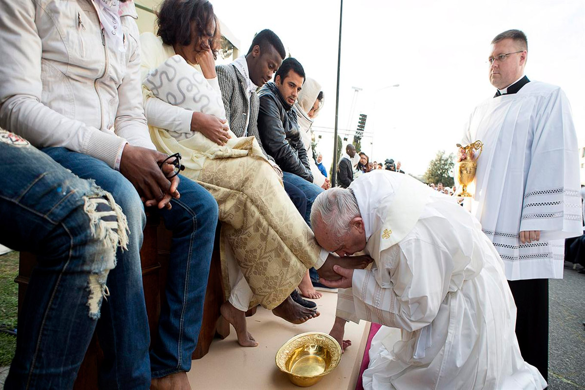 El Papa les lavó los pies a refugiados en Europa