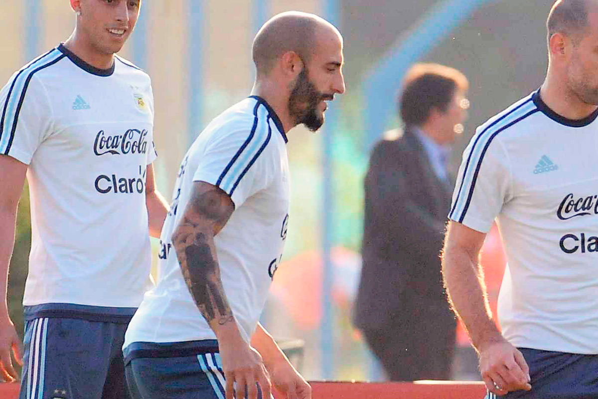Con dos bajas en defensa, ¿Pinola titular ante Bolivia?