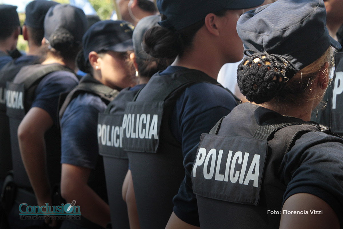 Detienen a mujer policía por prestar arma para un crimen