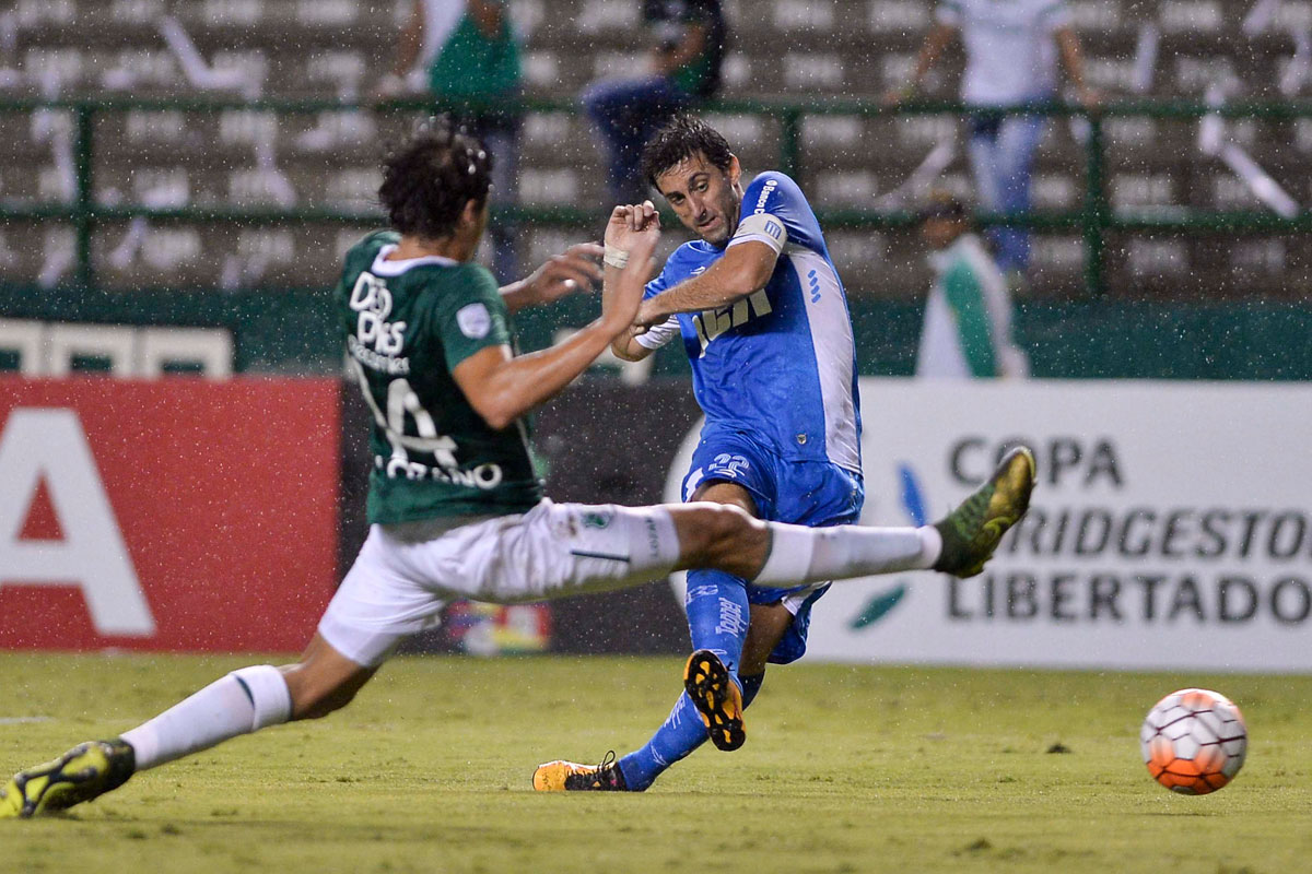 Racing la tuvo difícil, pero se trajo un punto de Colombia