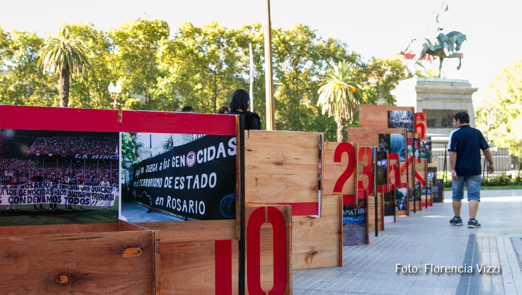 Rosario se llena de memoria… instalación en Plaza San Martín, con fotos que recorren los 40 años de democracia