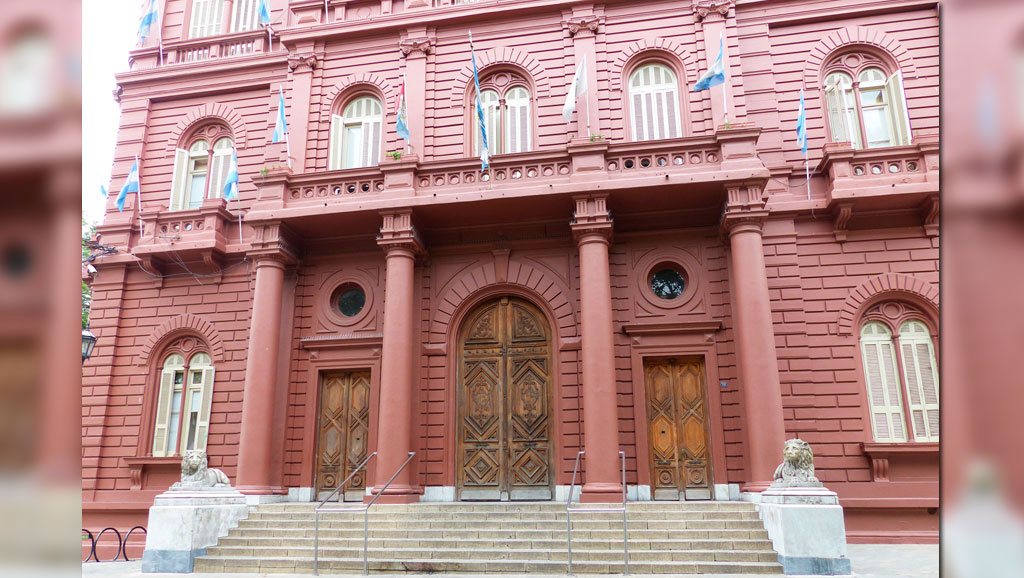 Las puertas cerradas del Palacio Municipal son el símbolo de una ciudad que por 48 horas no tiene controles