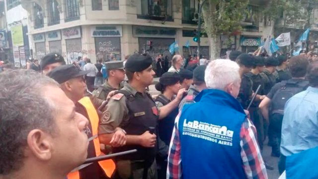 Denuncian represión a bancarios mientras hablaba Macri