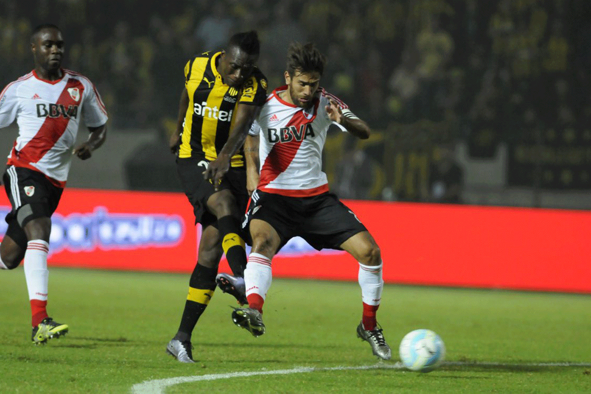 Peñarol dio la nota y goleó a River en Uruguay