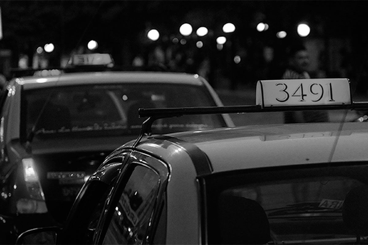 Tomaron un taxi para robar y herir a un taxista