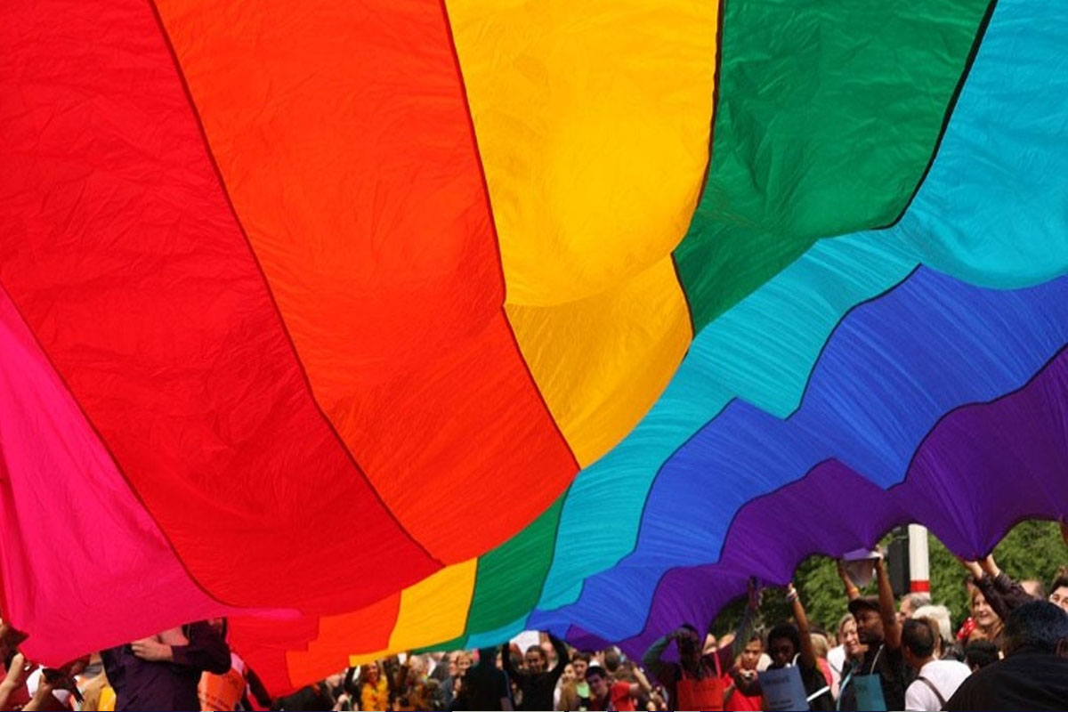 Pintan senda peatonal en el Día del Orgullo Internacional LGTBI