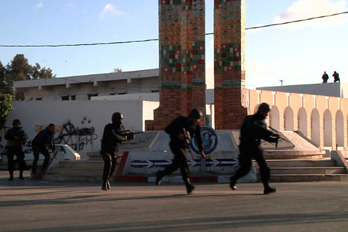 Ataques simultáneos en Túnez dejan saldo de 45 muertos