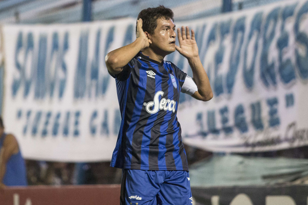 Atlético de Tucumán ganó y es puntero junto a Lanús