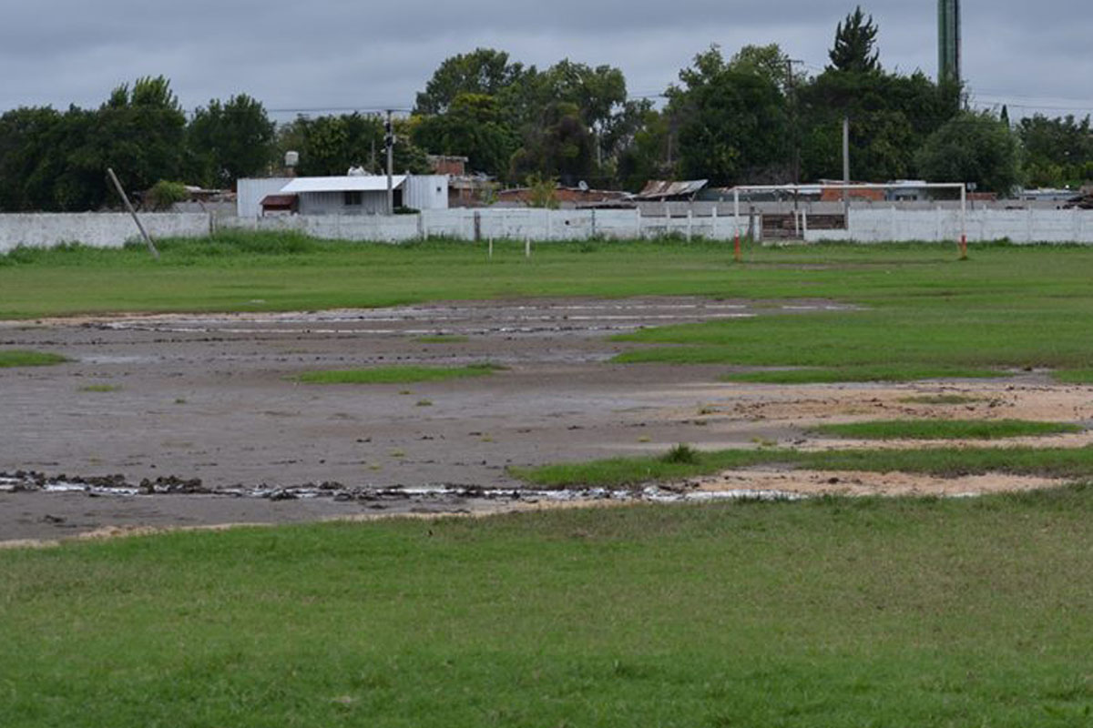 Rosarina e inferiores de AFA, suspendidas por la lluvia