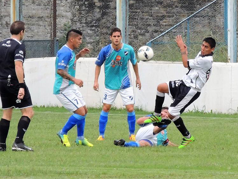 Argentino le ganó 1 a 0 a Juventud Unida y alcanzó la cima