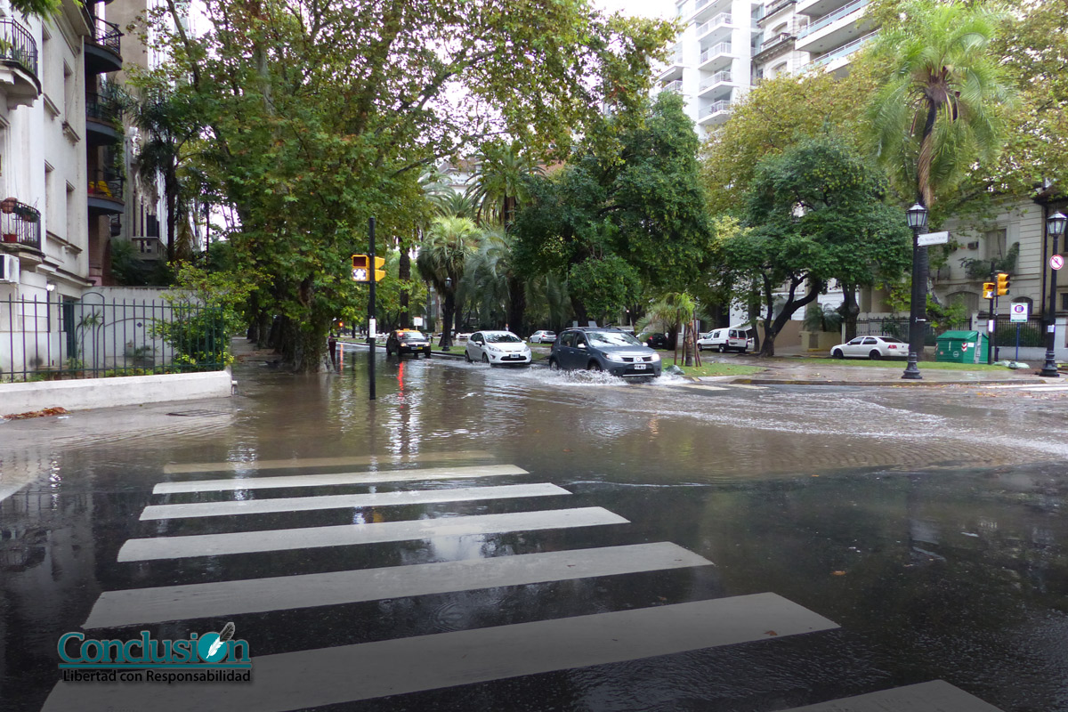 Varias calles anegadas por las intensas lluvias en la ciudad