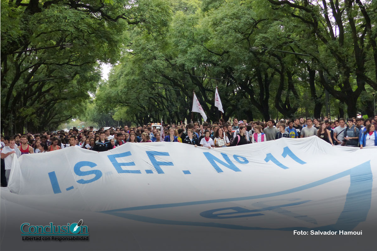Masiva marcha de alumnos del Isef: piden volver a clases