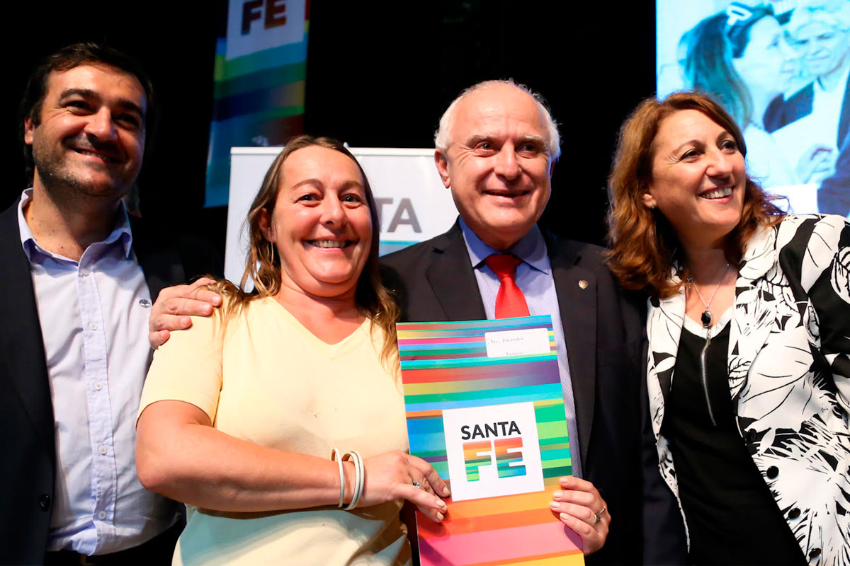 Lifschitz dio 217 escrituras a vecinos de 17 localidades