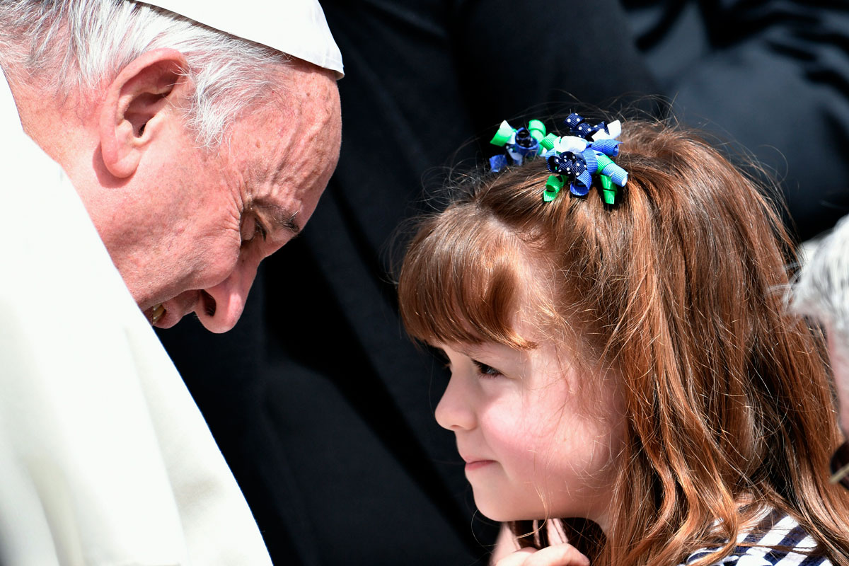 Francisco recibió a una niña antes de que quede ciega
