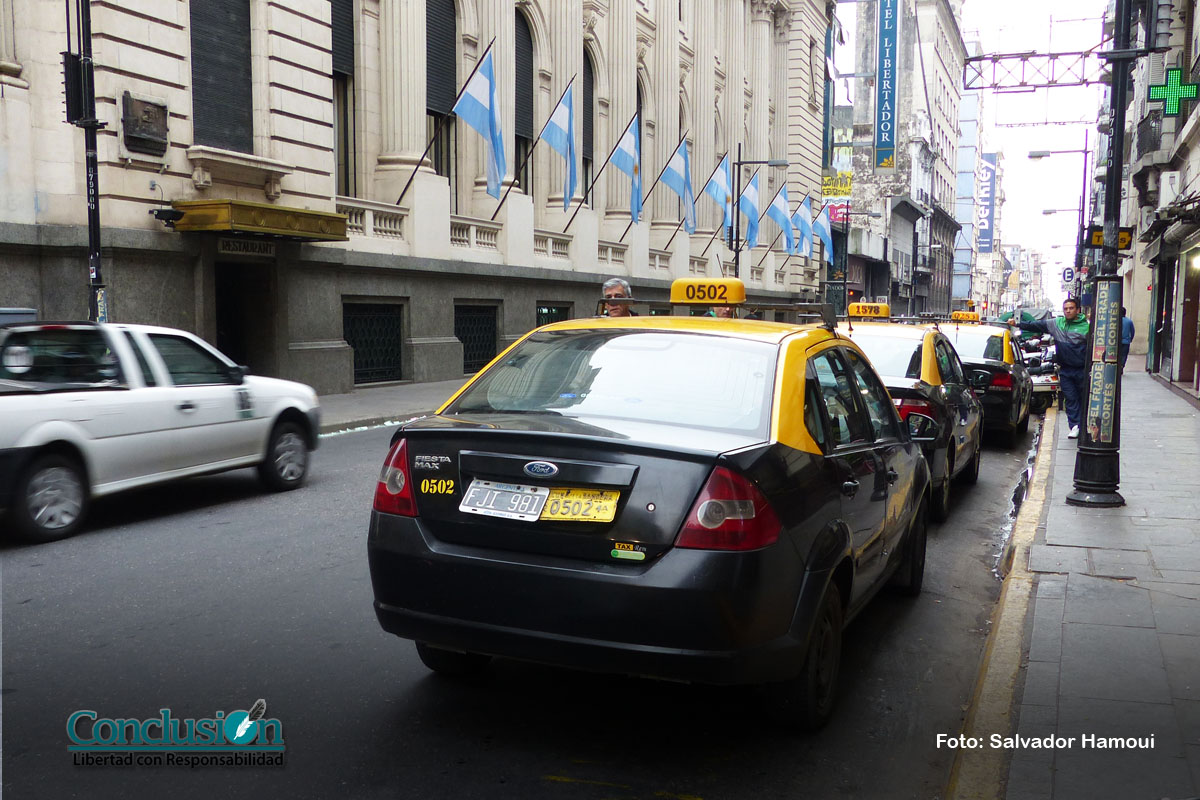 Los taxistas rosarinos están en pie de guerra contra Uber